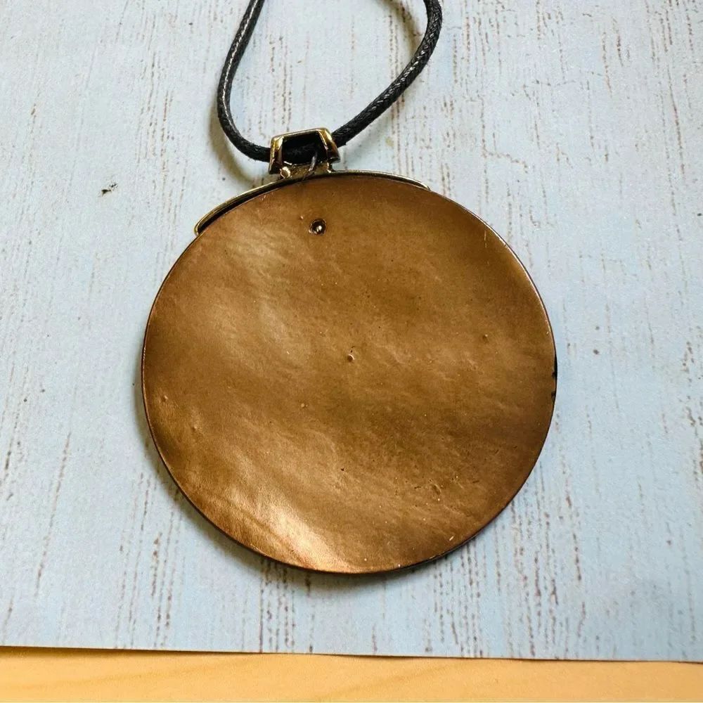 Gold Animal Print‎ Shell Necklace - Picture 3 of 3